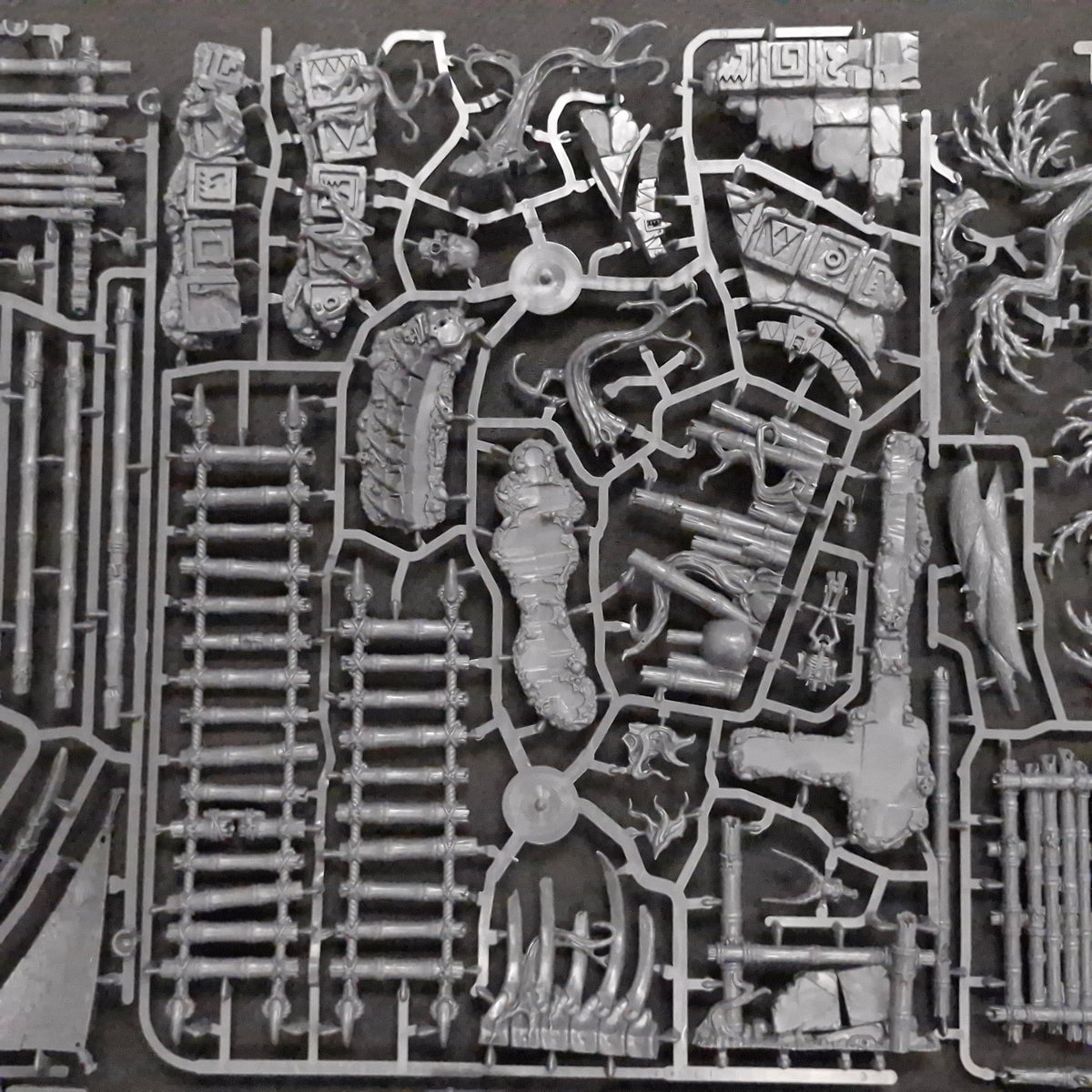 Warhammer Age of Sigmar: Warcry Sundered Fate Terrain on Sprue (BM208)