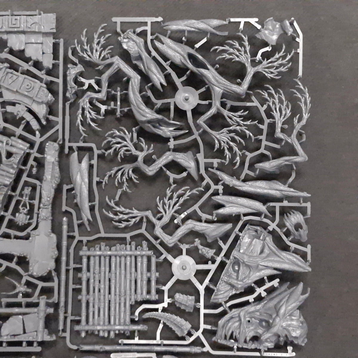Warhammer Age of Sigmar: Warcry Sundered Fate Terrain on Sprue (BM208)