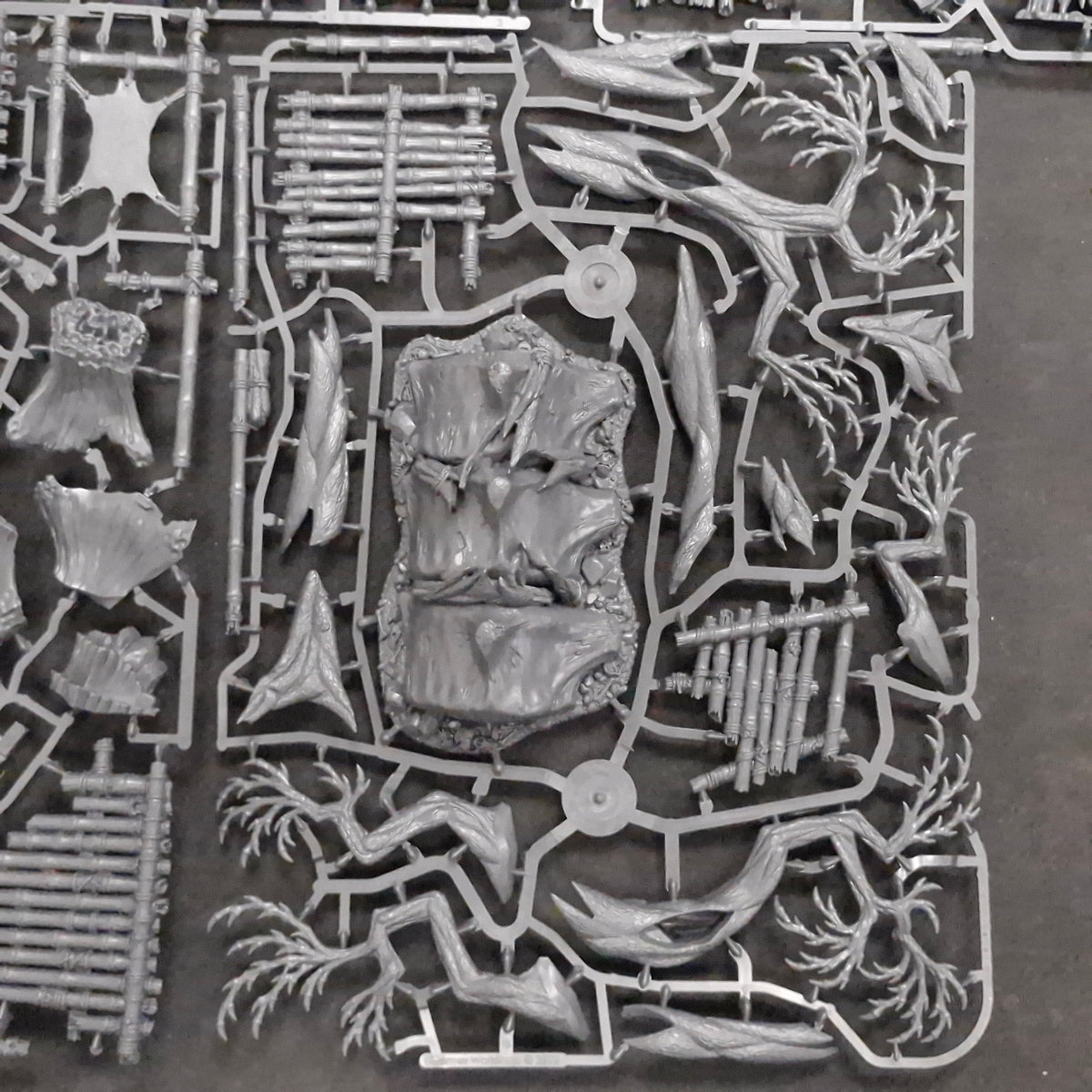 Warhammer Age of Sigmar: Warcry Sundered Fate Terrain on Sprue (BM208)