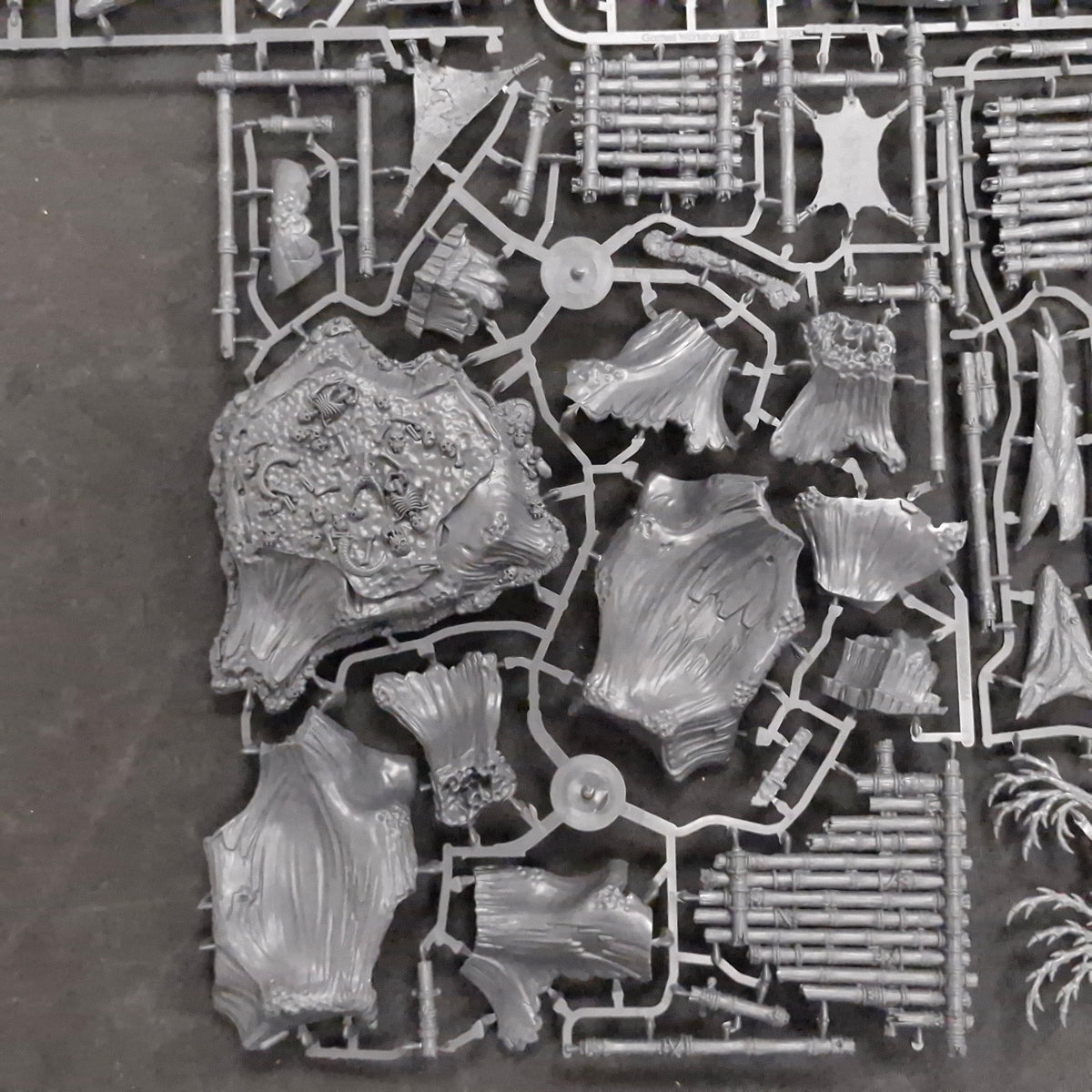 Warhammer Age of Sigmar: Warcry Sundered Fate Terrain on Sprue (BM208)