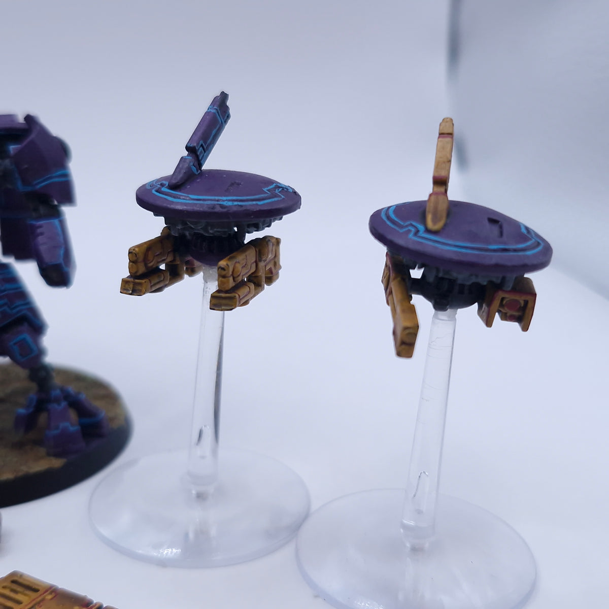 Warhammer 40k: T'au XV8 Crisis Battlesuit Team Painted BTB42