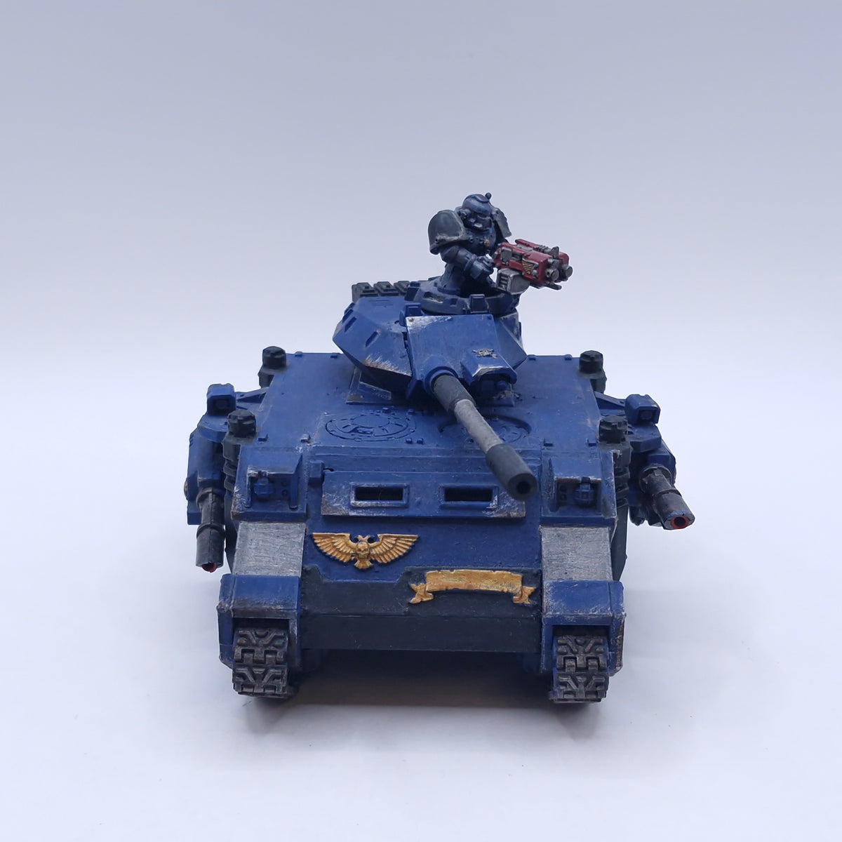 Warhammer 40k: Space Marines Predator Painted AEZ11