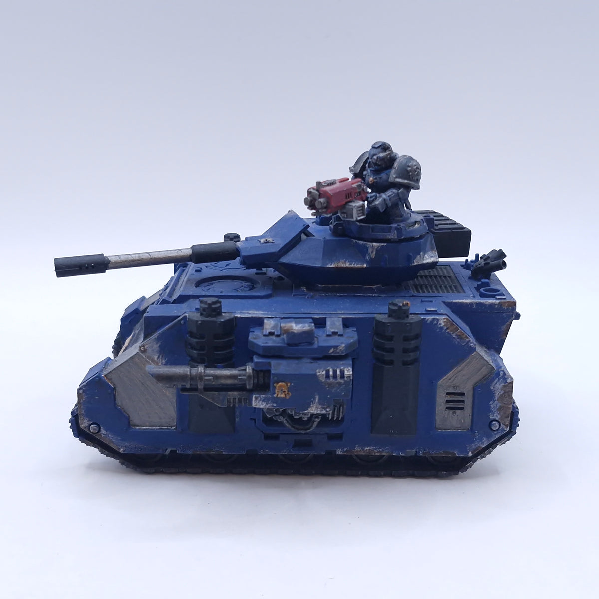 Warhammer 40k: Space Marines Predator Painted AEZ11
