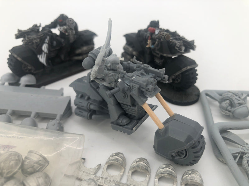 Space Marines White Scars Bikes x3 and Upgrade Sprue Shoulder Pads AI050-0927
