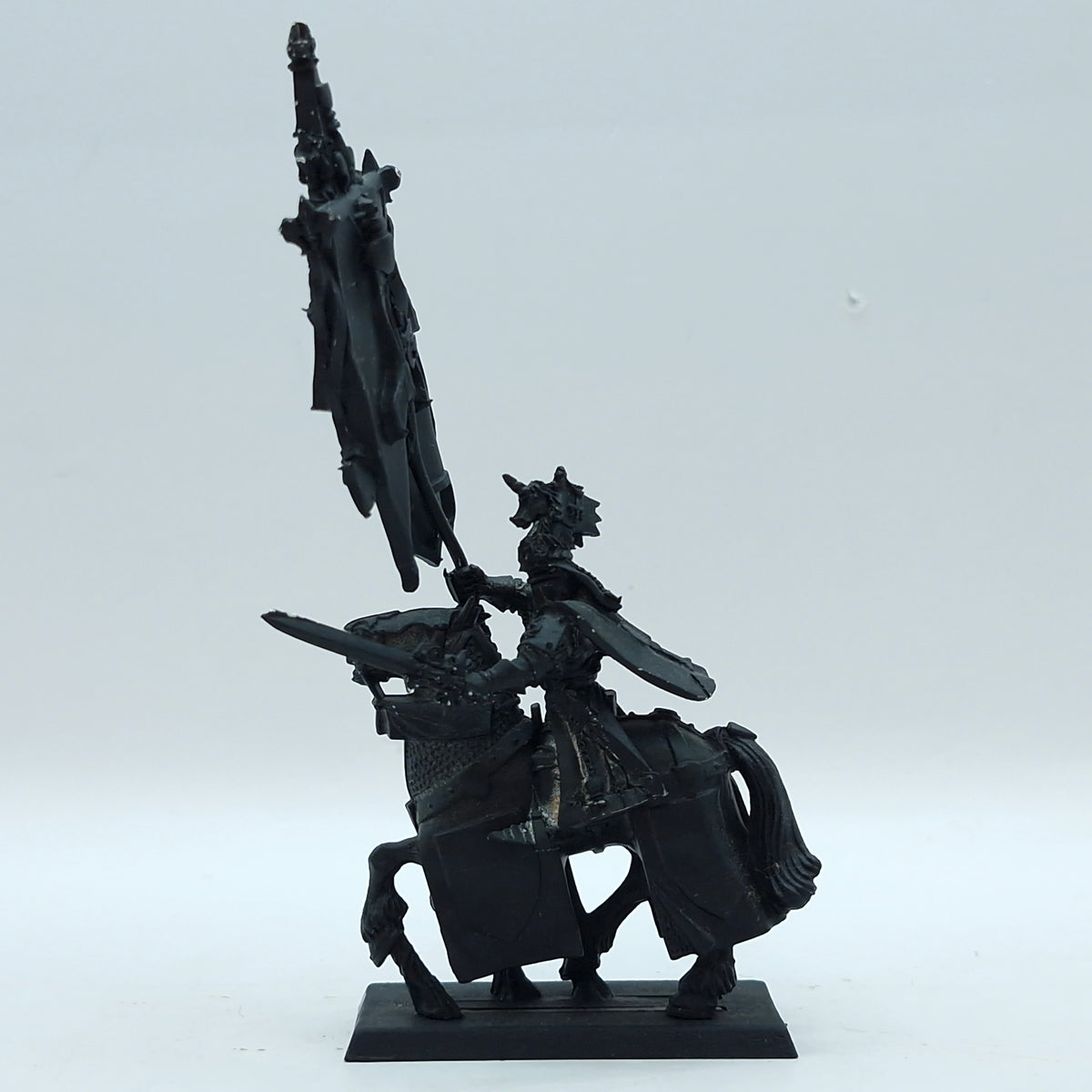 Warhammer The Old World: Kingdom of Bretonnia Metal Battle Standard Bearer on Warhorse (BC212)