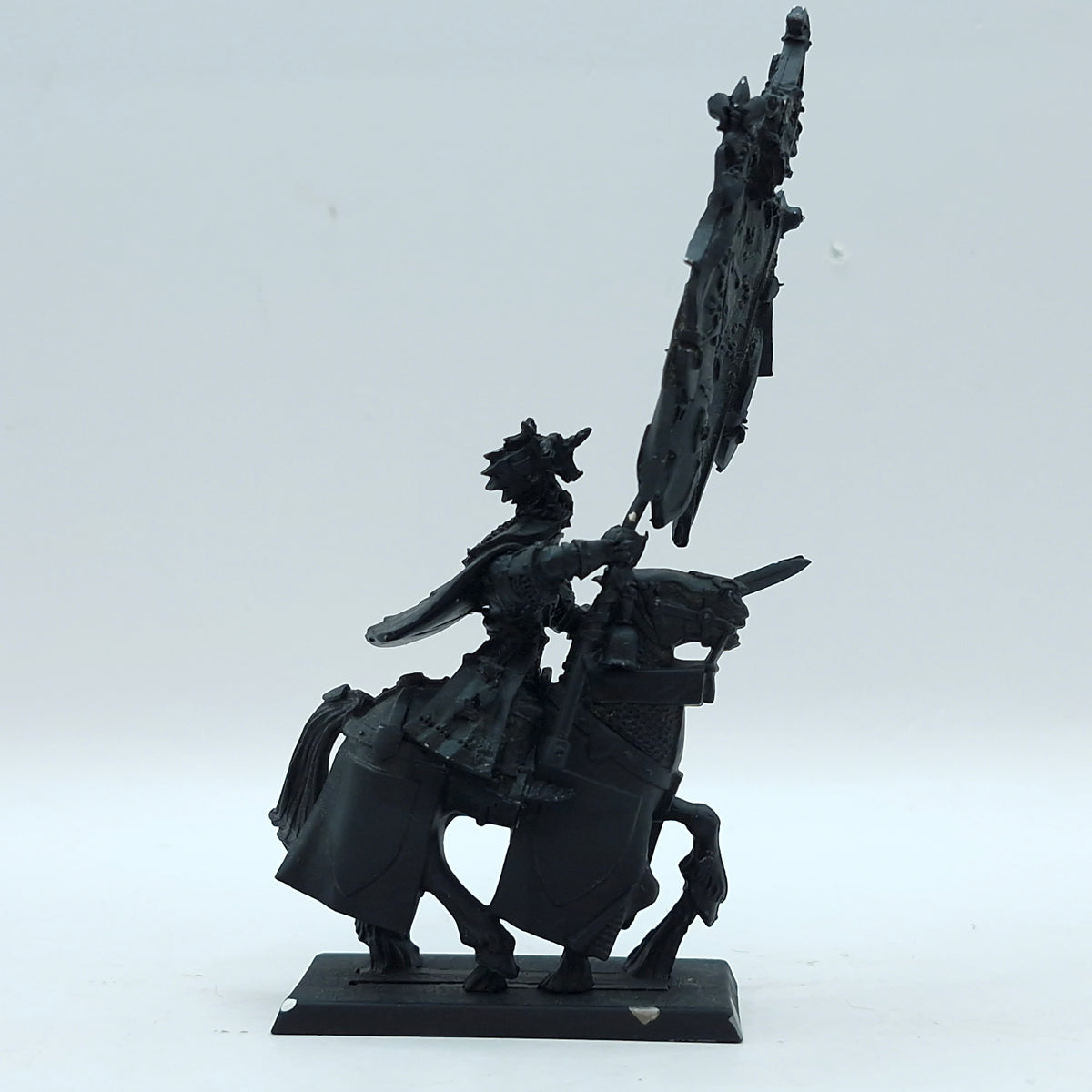 Warhammer The Old World: Kingdom of Bretonnia Metal Battle Standard Bearer on Warhorse (BC212)