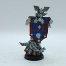 Warhammer The Old World: Dwarfen Mountain Holds Metal Battle Standard Bearer (AW064)