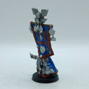Warhammer The Old World: Dwarfen Mountain Holds Metal Battle Standard Bearer (AW064)