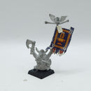 Warhammer The Old World: Metal Dwarf Standard Bearer (AW112)