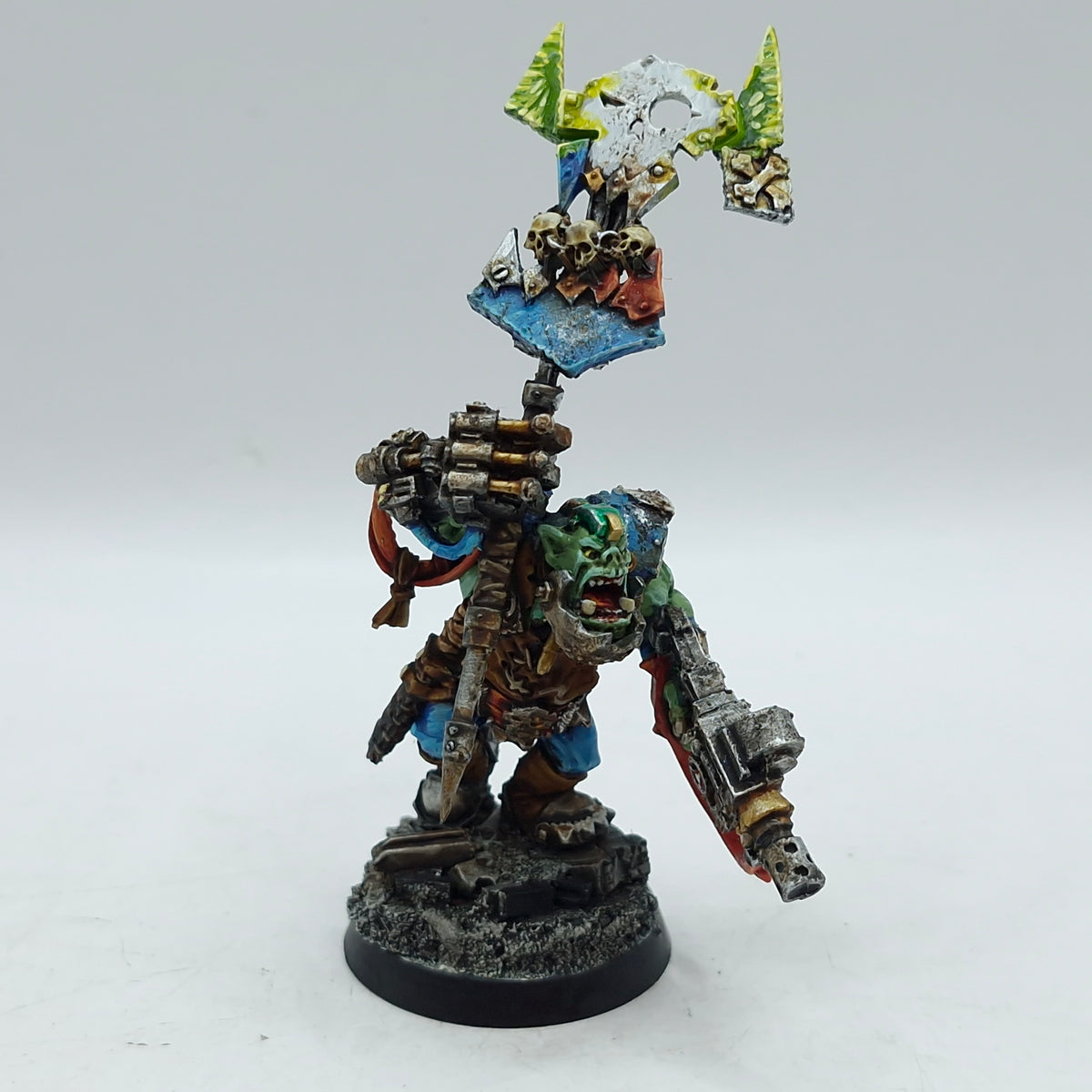 Warhammer 40k: Orks Nob with Waaagh! Banner - Painted (BH094)