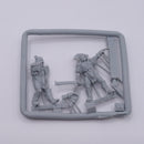 Warhammer Middle Earth: Resin Uruk-Hai Captain with Uruk-Hais AK009