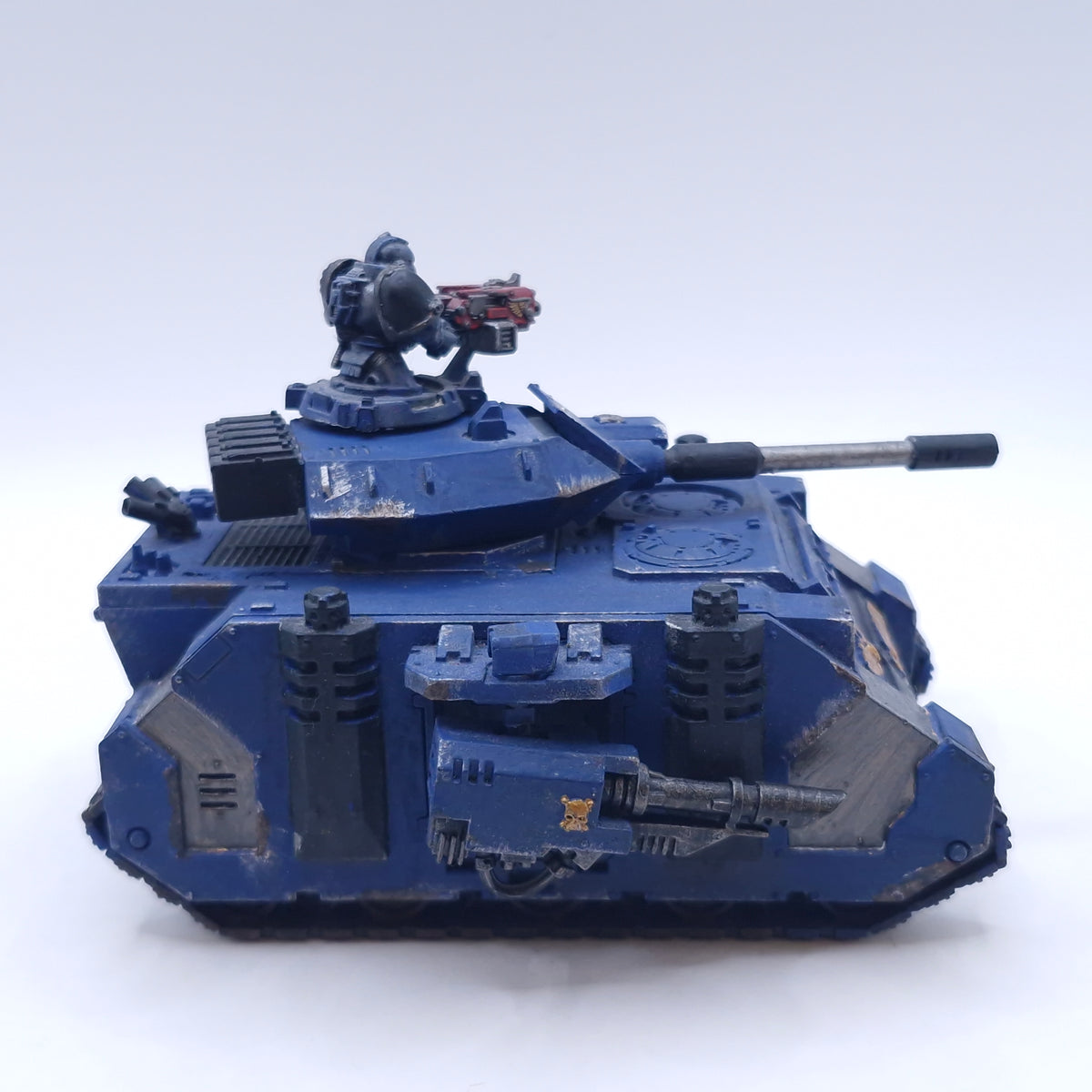 Warhammer 40k: Space Marines Predator Painted AEZ11