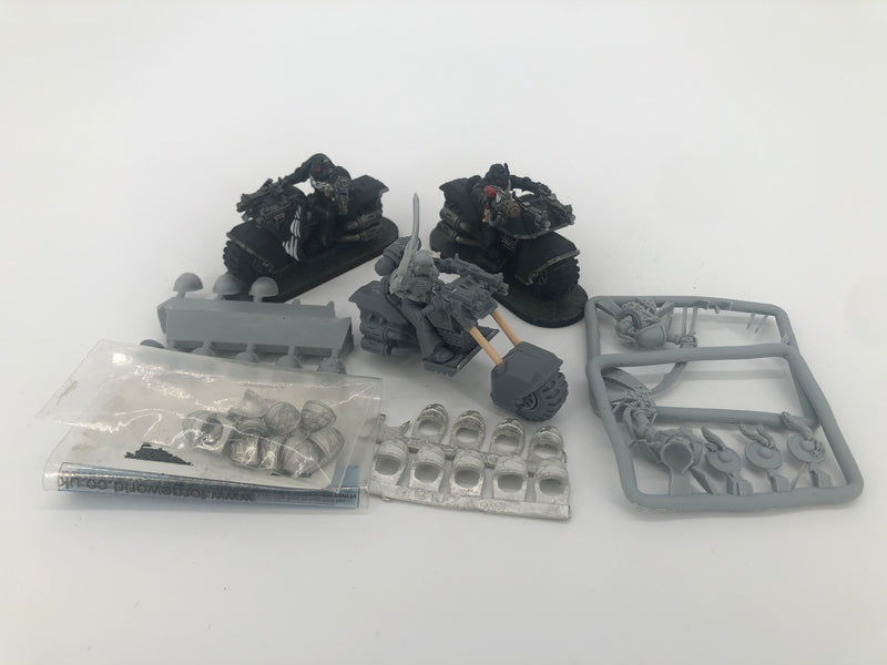 Space Marines White Scars Bikes x3 and Upgrade Sprue Shoulder Pads AI050-0927