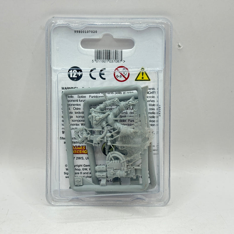 Warhammer 40k: Imperial Agents Finecast Servitors with Multi-Meltas (AW226)