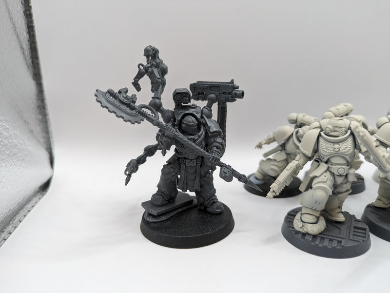 Warhammer 40K: Space Marines Assault Intercessors and Primaris Techmarine (AW127)