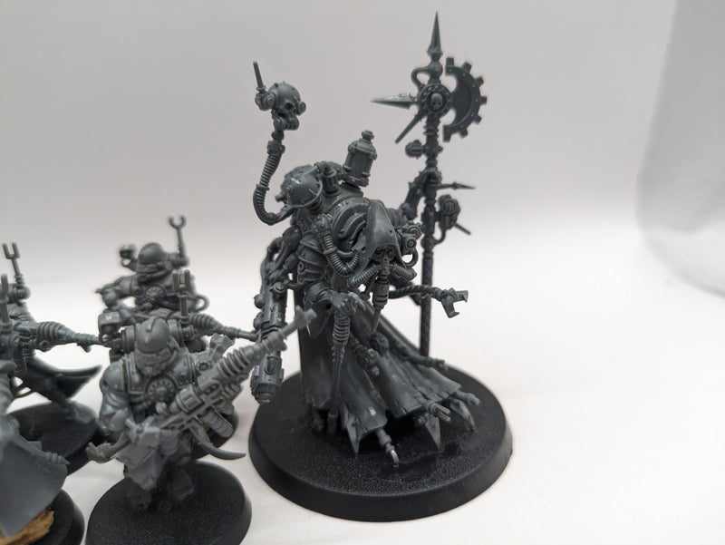 Warhammer 40k: Adeptus Mechanicus Skitarii Vanguard and Tech Priest (AJ021)