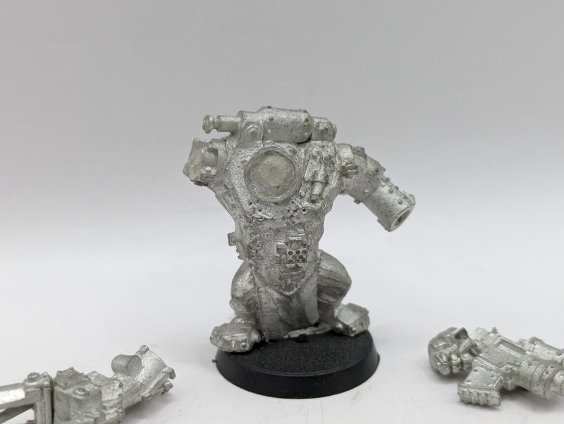 Warhammer 40k: Ork Metal Mad Dok Grotsnik - Missing Head (AP006)