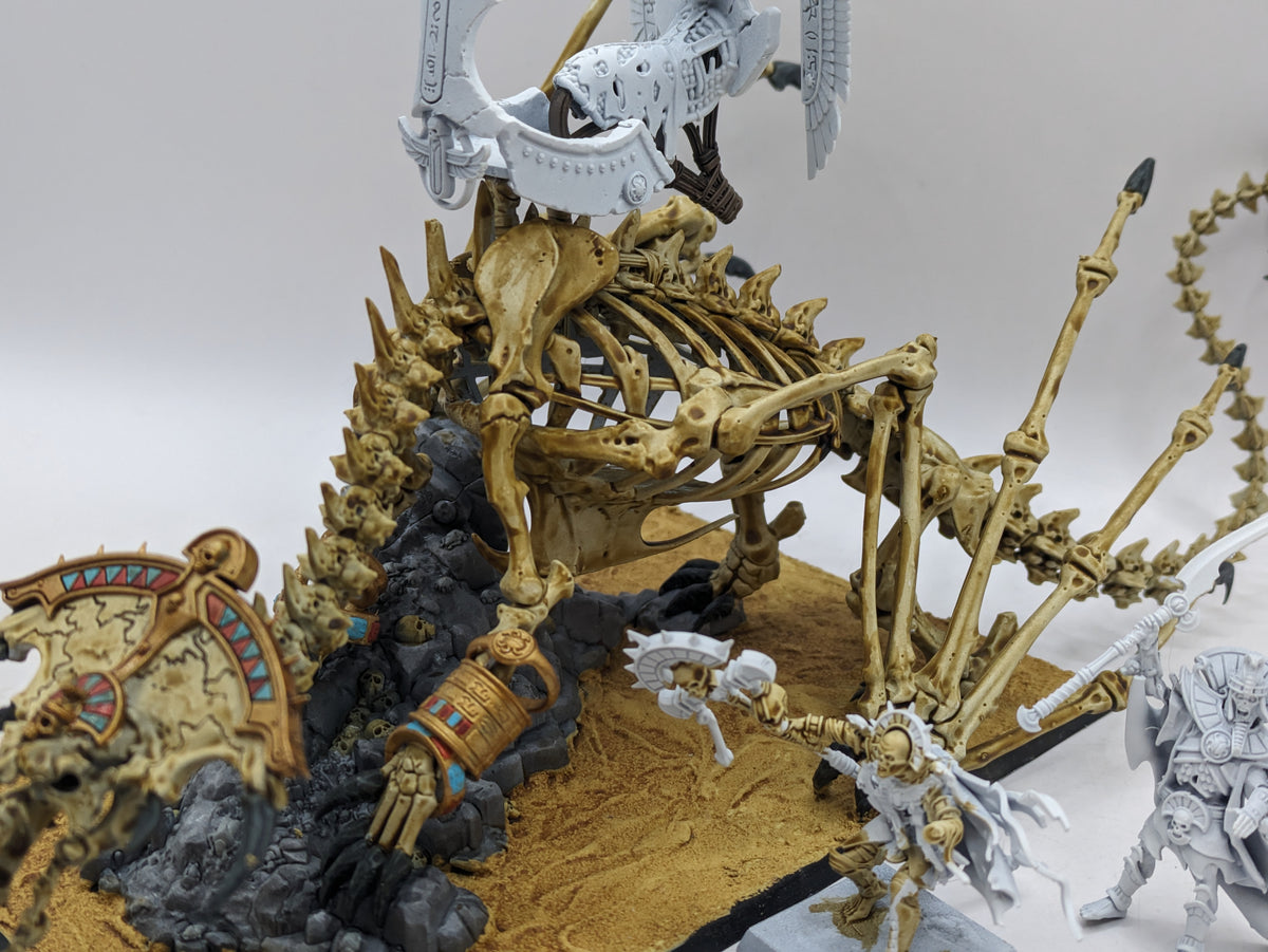 Warhammer - Tomb King / Liche Priest Sur Dragon En Os Nécrolithe - Miniature à Monter Et Peindre - The Old World Tomb Kings