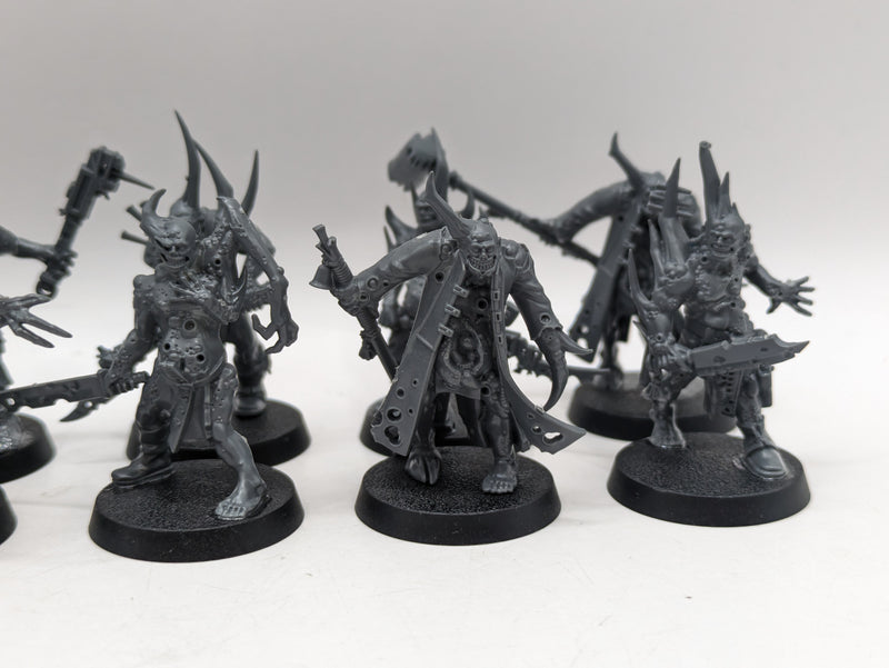 Warhammer 40k: Chaos Space Marine Death Guard Icon Bearer and Poxwalkers (BA100)