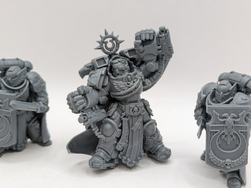 Warhammer 40k: Space Marines Ultramarines Marneus Calgar (AM010)