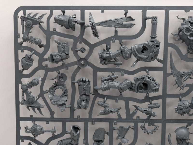 Warhammer 40k: Chaos Space Marines Obliterators and Venomcrawler (SPRUE0029)