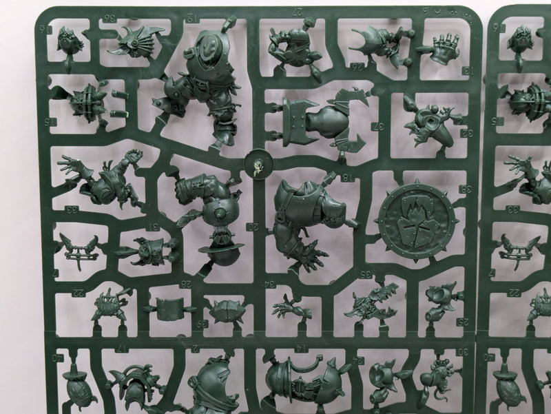 Warhammer Blood Bowl: Black Orc Team with Varag Ghoul-Chewer (SPRUE0181)