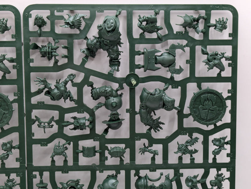 Warhammer Blood Bowl: Black Orc Team with Varag Ghoul-Chewer (SPRUE0181)