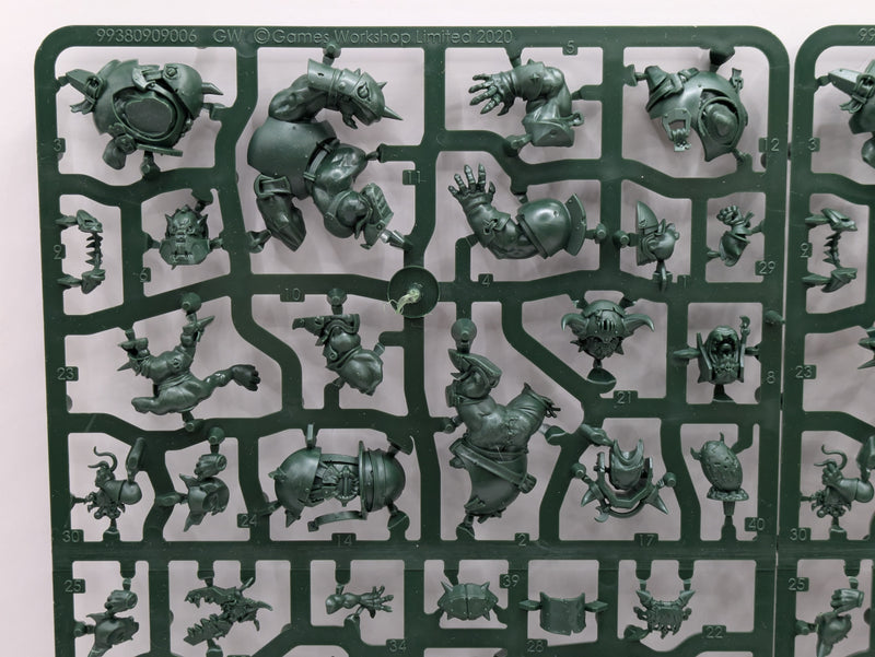 Warhammer Blood Bowl: Black Orc Team with Varag Ghoul-Chewer (SPRUE0138)