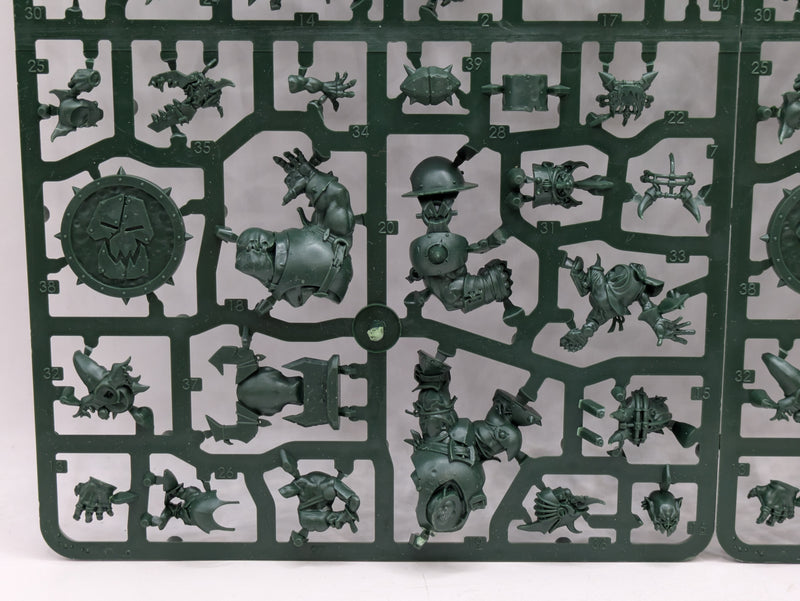 Warhammer Blood Bowl: Black Orc Team with Varag Ghoul-Chewer (SPRUE0138)