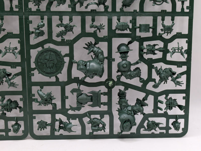 Warhammer Blood Bowl: Black Orc Team with Varag Ghoul-Chewer (SPRUE0138)