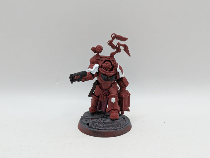 Warhammer 40k: Space Marine Blood Angels Apothecary Biologis (AI070)