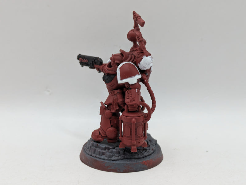 Warhammer 40k: Space Marine Blood Angels Apothecary Biologis (AI070)