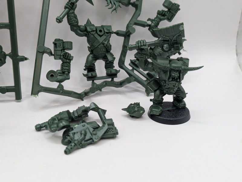 Warhammer 40k: Orks Assault on Black Reach Models (AT223)