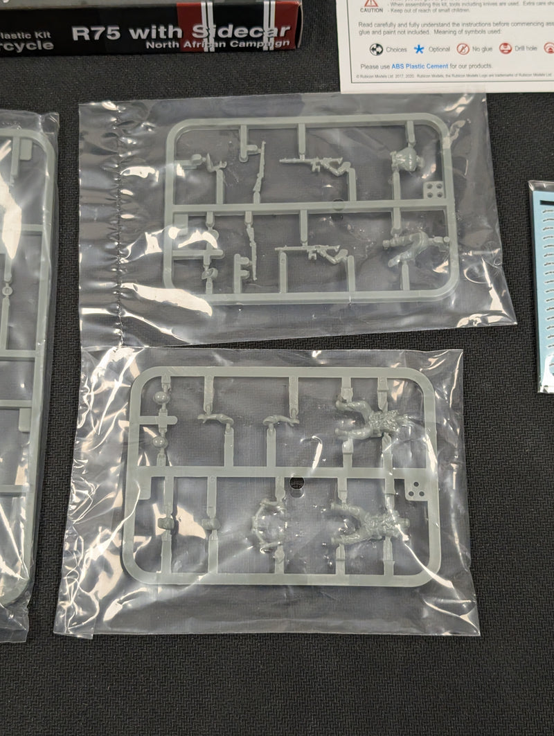 Rubicon Models 1/56 German Motorcycle R75 with Sidecar - DAK AV407