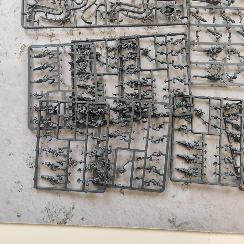 Warhammer 40k Tyranid Combat Patrol - 36 Termagants and Hive Tyrant on Sprue AV032