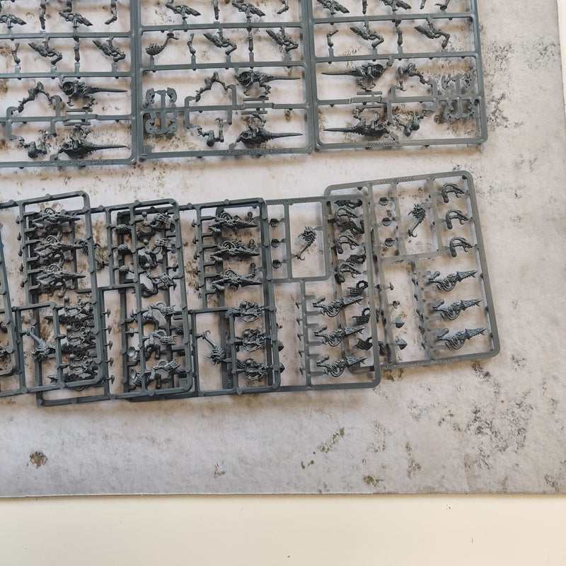 Warhammer 40k Tyranid Combat Patrol - 36 Termagants and Hive Tyrant on Sprue AV032