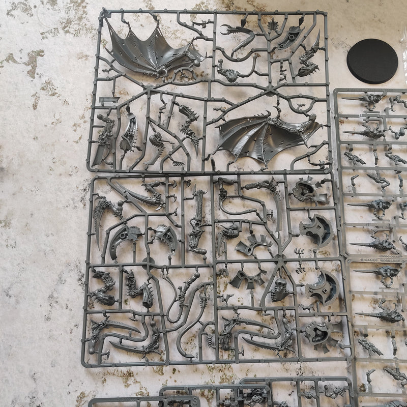 Warhammer 40k Tyranid Combat Patrol - 36 Termagants and Hive Tyrant on Sprue AV032