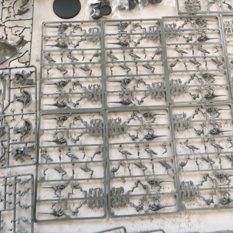 Warhammer 40k Tyranid Combat Patrol - 36 Termagants and Hive Tyrant on Sprue AV032