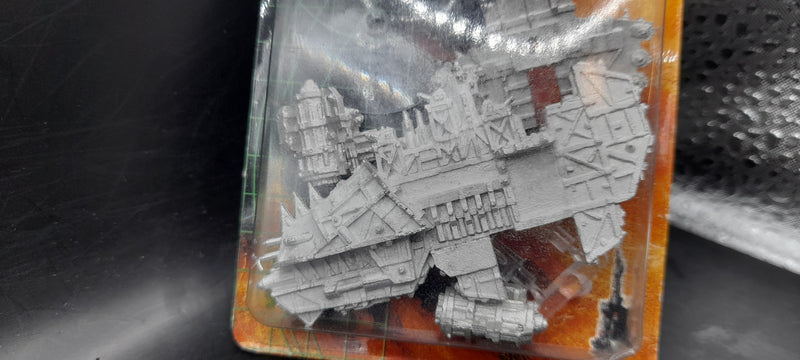 BNIB Battlefleet Gothic Ork Kroozer (AW016-0810)