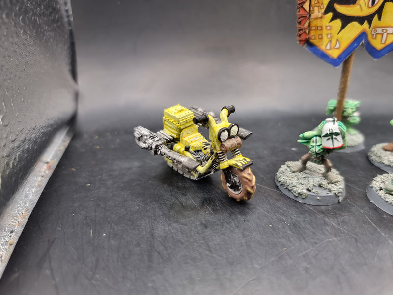 Warhammer 40k: Rogue Trader Ork War Bike and Grotz (AQ027)