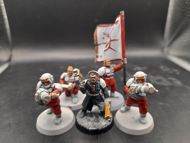 Warhammer 40K: Imperial Guard- -Company Commander and Command Squad (BC041)