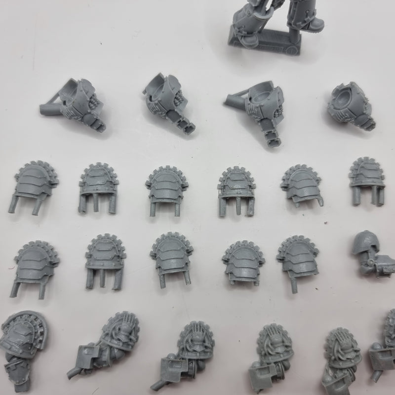 Warhammer 40k: Forgeworld Iron Hands Bits (AZ122)